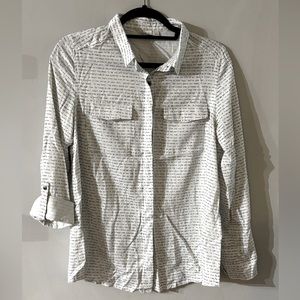 ✨2/$25✨ Typewriter Script Blouse